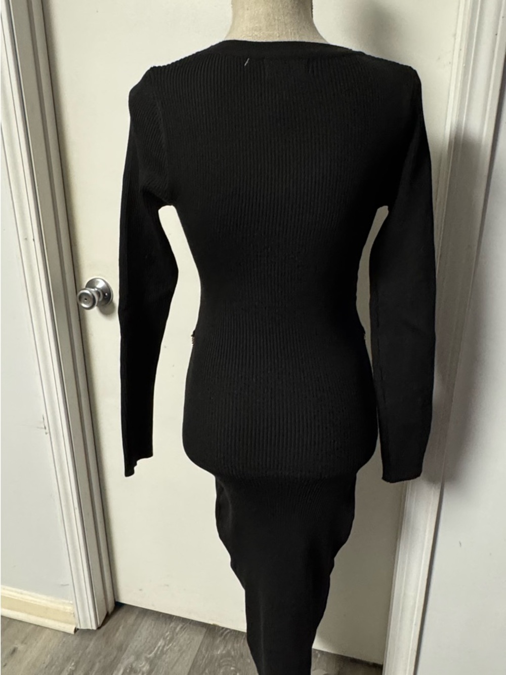 Black Long-Sleeve Bodycon Dress with Chain Detail - Picture 6 of 8